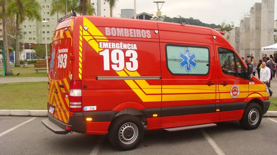 viatura-cbm-corpo-bombeiros-van-2_11zon Uma ambulância dos bombeiros vermelha