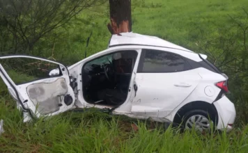 Sombrio: Homem morre após grave acidente no Retiro da União Acidente fatal em Sombrio na SC-449. Carro branco destruído após colisão com árvore no bairro Retiro da União; Corpo de Bombeiros confirmou óbito do motorista no local.
