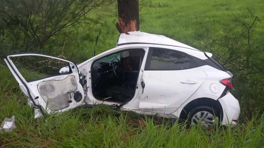 Acidente fatal em Sombrio na SC-449. Carro branco destruído após colisão com árvore no bairro Retiro da União; Corpo de Bombeiros confirmou óbito do motorista no local.