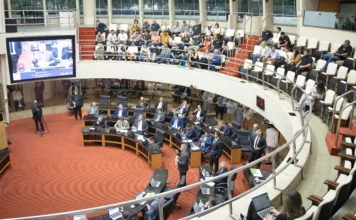 Alesc aprova piso salarial de R$ 5 mil para Conselheiros Tutelares Plenário da Alesc com galerias lotadas de público durante a sessão que aprovou o piso salarial de R$ 5 mil para os Conselheiros Tutelares de Santa Catarina.