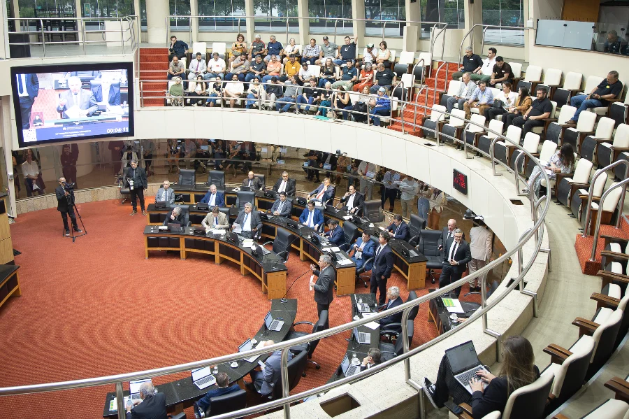 Alesc aprova piso salarial de R$ 5 mil para Conselheiros Tutelares Plenário da Alesc com galerias lotadas de público durante a sessão que aprovou o piso salarial de R$ 5 mil para os Conselheiros Tutelares de Santa Catarina.