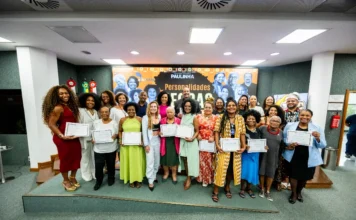 Alesc homenageia lideranças negras em sessão solene Lideranças negras catarinenses recebem homenagem na Alesc durante sessão solene dos 21 Dias de Ativismo, segurando seus certificados de reconhecimento.