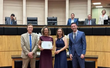 Alesc premia Unesc por impacto comunitário e inclusão social Representantes da Unesc posam no plenário da Assembleia Legislativa de Santa Catarina exibindo o Certificado de Responsabilidade Social recebido na categoria Organizações Sem Fins Lucrativos.