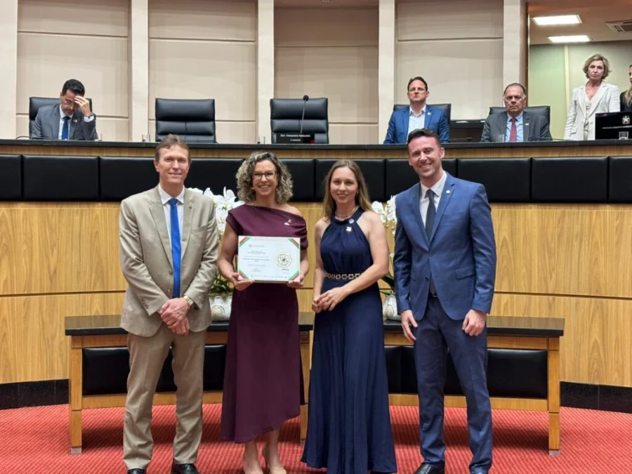 Representantes da Unesc posam no plenário da Assembleia Legislativa de Santa Catarina exibindo o Certificado de Responsabilidade Social recebido na categoria Organizações Sem Fins Lucrativos.