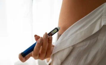 Anvisa alerta para riscos de Ozempic e Mounjaro falsos Medicamento para emagrecimento original em caneta e caixa. Orientações da Anvisa sobre como identificar Ozempic falso e os perigos de comprar fármacos sem receita médica ou em sites não oficiais.