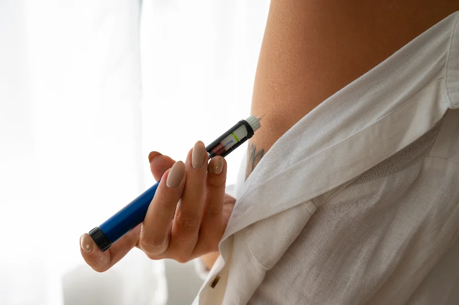 Medicamento para emagrecimento original em caneta e caixa. Orientações da Anvisa sobre como identificar Ozempic falso e os perigos de comprar fármacos sem receita médica ou em sites não oficiais.