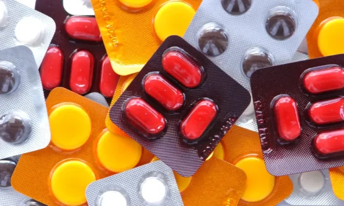 Anvisa suspende venda de remédios das marcas Bwell e Needs Produtos da marca Needs em prateleira de farmácia. Anvisa determina suspensão imediata da comercialização e publicidade de medicamentos das marcas Bwell e Needs, pertencentes ao grupo RD Saúde (Raia e Drogasil).