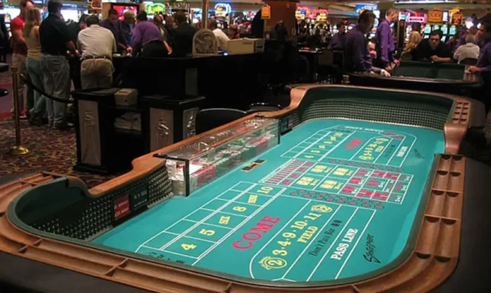 Apostas online custam R$ 38,8 bilhões ao Brasil por ano Mesa de jogo de craps (dados) em um cassino lotado, ilustrando jogos de azar e apostas.