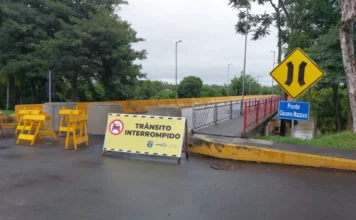 Araranguá: Ponte Giacomo Mazzuco é interditada Placas de trânsito interrompido na Ponte Giacomo Mazzuco. Araranguá interdita ponte entre Centro e bairro Barranca após laudo técnico apontar risco de colapso em vigas de sustentação.