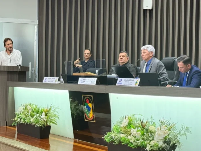 Araranguá aprova lei que disciplina crematórios particulares Vereador Paulinho Souza, autor do Projeto de Lei que disciplina crematórios particulares em Araranguá, em discurso na Câmara Municipal.