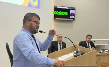 Arroio do Silva: Câmara encerra ano com mais de 200 propostas O presidente da Câmara, vereador Pedrinho Coelho, discursa na tribuna durante sessão legislativa, com membros da mesa diretora sentados ao fundo.