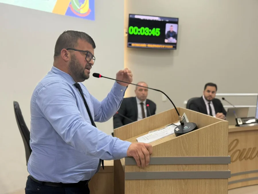 Arroio do Silva Câmara encerra ano com mais de 200 propostas O presidente da Câmara, vereador Pedrinho Coelho, discursa na tribuna durante sessão legislativa, com membros da mesa diretora sentados ao fundo.