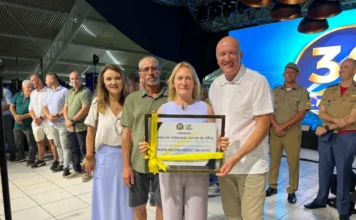Arroio do Silva celebra 30 anos com multidão e homenagem Prefeito Evandro Scaini entrega título de Cidadã Amiga do Arroio à empresária Mara Salvetti durante o aniversário de 30 anos de Balneário Arroio do Silva. Evento na Praça Central destaca o desenvolvimento económico e o turismo da região.