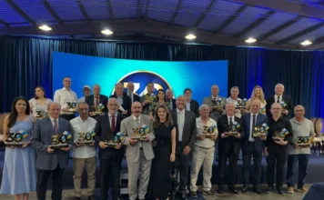 Arroio do Silva inicia celebração de 30 anos de emancipação Grupo de homenageados posa no palco segurando troféus e placas com o logo de 30 anos de Balneário Arroio do Silva.