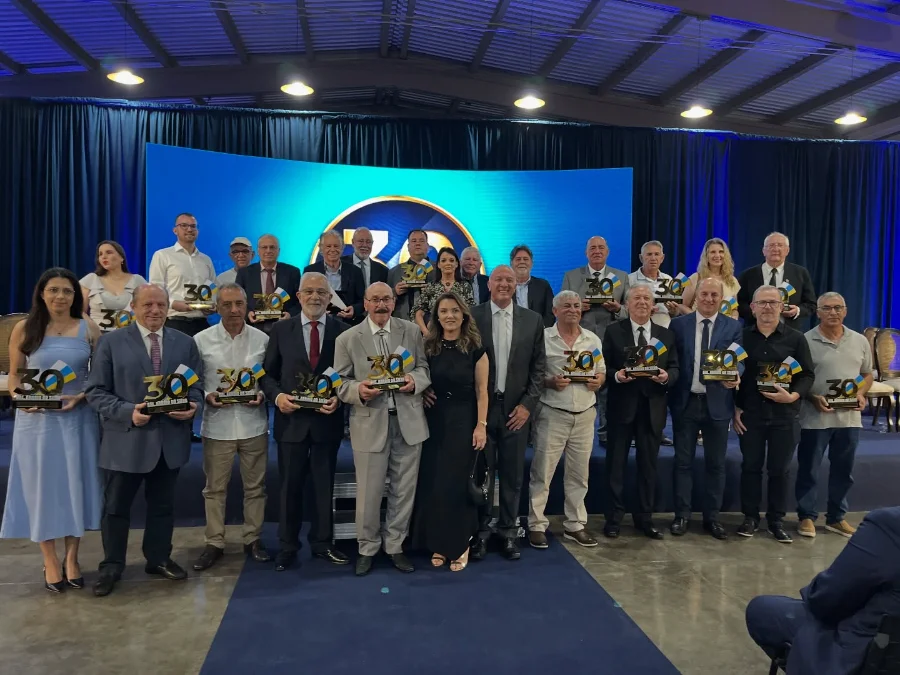 Arroio do Silva inicia celebração de 30 anos de emancipação (1) Grupo de homenageados posa no palco segurando troféus e placas com o logo de 30 anos de Balneário Arroio do Silva.