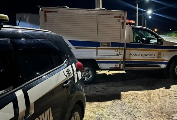 Autor de homicídio em Araranguá se entrega à polícia Viatura da Polícia Científica de SC em Araranguá. Autor de homicídio se entrega à Polícia Civil e confessa crime ocorrido após consumo de drogas e desentendimento com a vítima.