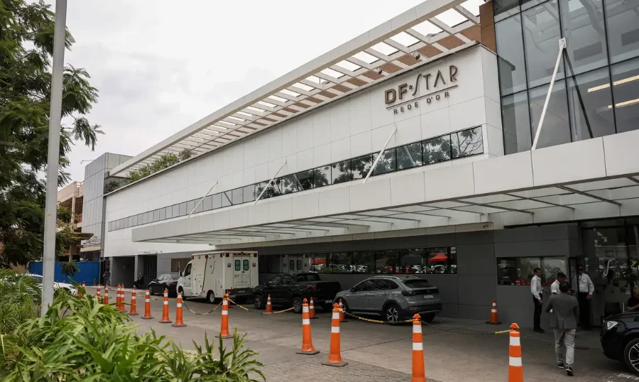 Fachada do Hospital DF Star em Brasília. Bolsonaro realiza segundo bloqueio de nervo frênico para tratar soluços; quadro clínico é estável e previsão de alta é para 1º de janeiro.