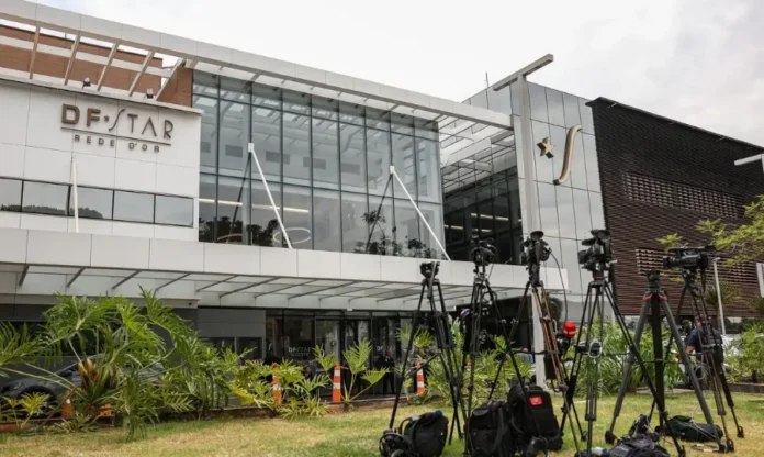 Bolsonaro tem pico de pressão e fará novo procedimento Câmeras de imprensa em frente ao Hospital DF Star em Brasília. Boletim médico confirma estabilização de Jair Bolsonaro após pico de pressão e agenda novo bloqueio de nervo frênico para esta segunda-feira (29).