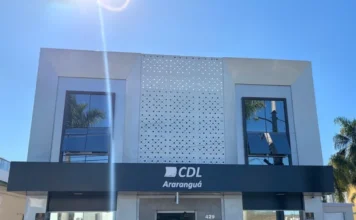 CDL Araranguá é contra aumento de pedágio na BR-101 Sul Fachada moderna da sede da CDL (Câmara de Dirigentes Lojistas) de Araranguá, em tons de cinza e branco, sob céu azul.