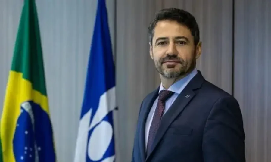 CGU encerra processo e demite ex-secretário da Receita Federal O ex-secretário da Receita Federal, Julio Cesar Vieira Gomes, posa de terno ao lado de bandeiras do Brasil.