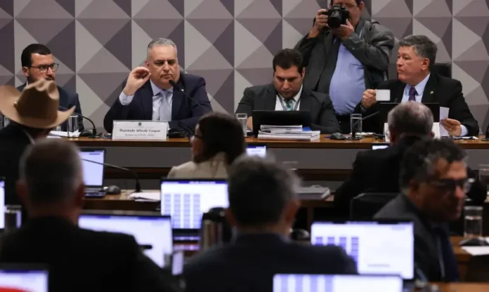 CPMI do INSS rejeita convocação de Lulinha e Jorge Messias Plenário da CPMI do INSS no Senado, com deputados e senadores em torno de uma mesa, com o relator Alfredo Gaspar em destaque ao centro.