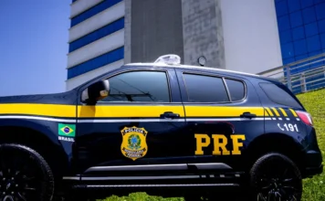 Caminhão de mamão tomba e trava faixa da BR-101 em Maracajá Viatura da PRF em destaque. Caminhão carregado de mamão tomba na BR-101 em Maracajá; CCR ViaCosteira atua na limpeza da pista sentido Norte após acidente sem vítimas.