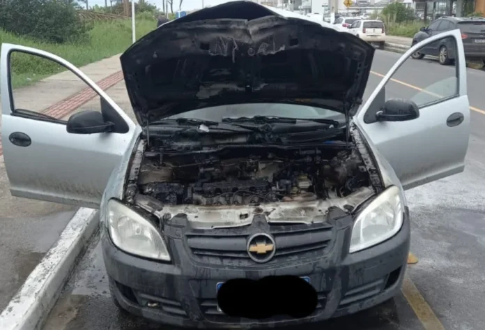 Carro pega fogo na Beira Mar de Balneário Gaivota Chevrolet Celta com motor queimado após incêndio em Balneário Gaivota. Bombeiros utilizaram 500 litros de água para extinguir as chamas no centro da cidade durante a manhã de Réveillon.