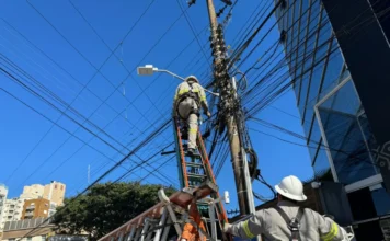 Celesc retira 150 toneladas de cabos irregulares em 2025 Equipes da Celesc realizam mutirão de retirada de cabos irregulares e obsoletos em Santa Catarina, visando segurança e limpeza visual.