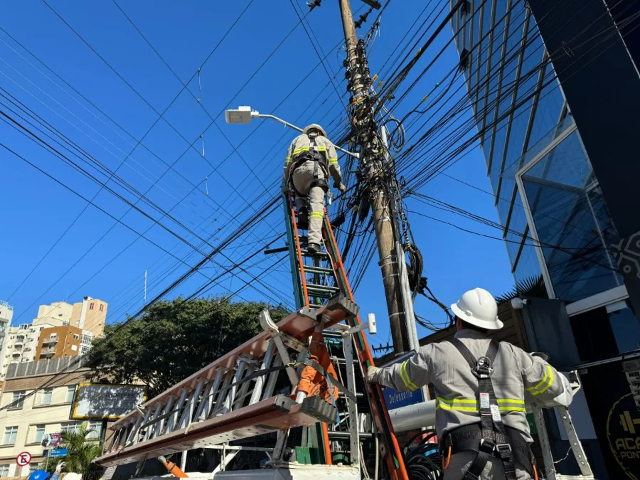 Equipes da Celesc realizam mutirão de retirada de cabos irregulares e obsoletos em Santa Catarina, visando segurança e limpeza visual.