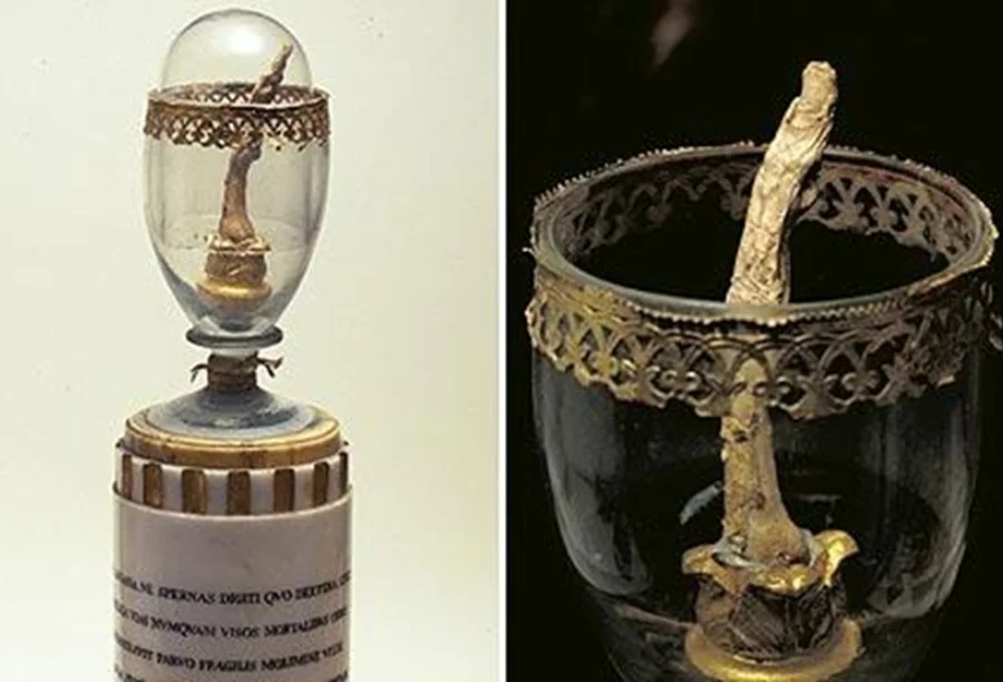 O dedo médio preservado de Galileu Galilei dentro de um relicário de vidro ornamentado, em formato de lâmpada.