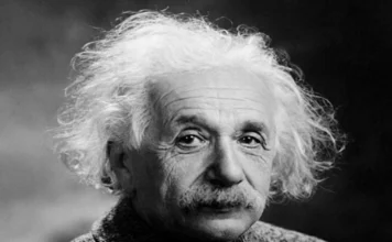 Conheça as 3 figuras históricas com partes do corpo preservadas Close-up em preto e branco do rosto de Albert Einstein, o famoso físico, com seus cabelos e bigode característicos.