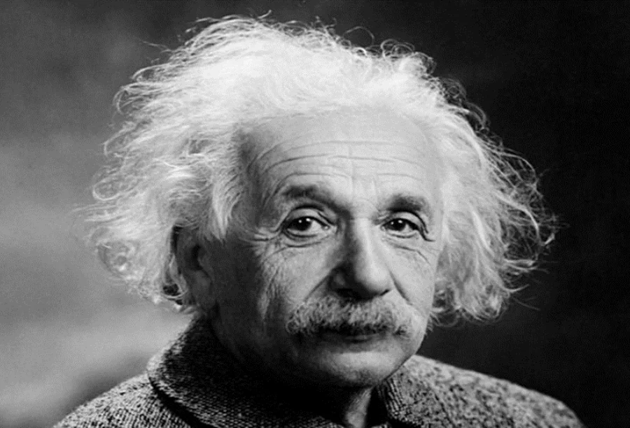 Cérebro de Einstein e dedo de Galileu_ veja 3 figuras históricas com partes do corpo preservadas em museus Close-up em preto e branco do rosto de Albert Einstein, o famoso físico, com seus cabelos e bigode característicos.