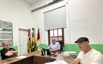 Cocal do Sul planeja fiação subterrânea e novas rotas Reunião sobre turismo e infraestrutura em Cocal do Sul. Prefeito Ademir Magagnin discute com o Contur o mapeamento de cachoeiras no interior e o projeto de fiação subterrânea para o centro da cidade.