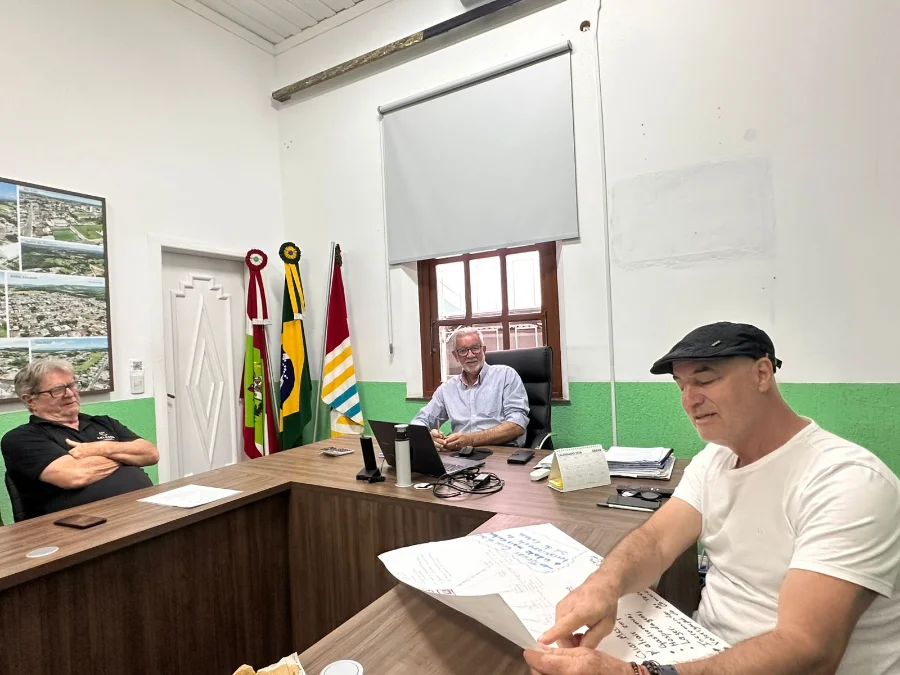 Reunião sobre turismo e infraestrutura em Cocal do Sul. Prefeito Ademir Magagnin discute com o Contur o mapeamento de cachoeiras no interior e o projeto de fiação subterrânea para o centro da cidade.