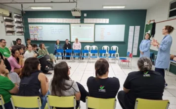 Colégio Unesc capacita funcionários em primeiros socorros Enfermeira ministra treinamento de primeiros socorros, incluindo a Lei Lucas, para professores e funcionários sentados em sala de aula do Colégio Unesc.