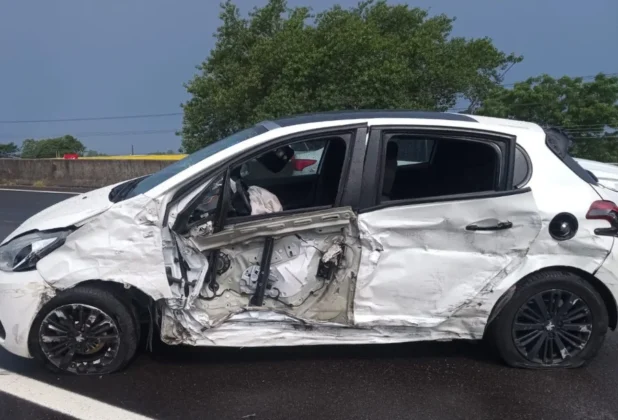 Acidente com morte na BR-101 em Santa Rosa do Sul. Colis&atilde;o envolvendo Fiat Palio, Ford Fiesta e Peugeot no km 444 deixa um idoso morto e um ferido preso &agrave;s ferragens.