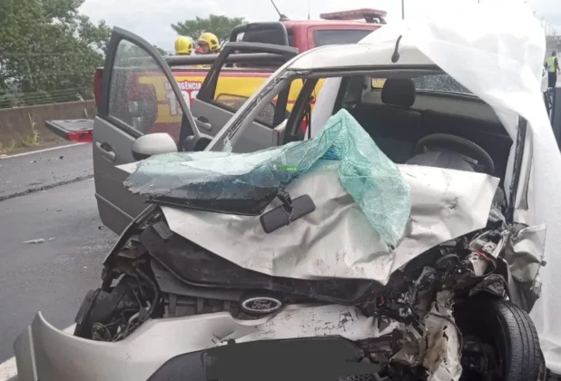 Acidente com morte na BR-101 em Santa Rosa do Sul. Colis&atilde;o envolvendo Fiat Palio, Ford Fiesta e Peugeot no km 444 deixa um idoso morto e um ferido preso &agrave;s ferragens.