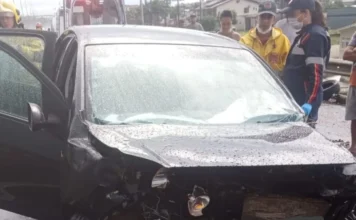 Colisão frontal mata uma pessoa na BR-101 em Santa Rosa do Sul Acidente com morte na BR-101 em Santa Rosa do Sul. Colisão envolvendo Fiat Palio, Ford Fiesta e Peugeot no km 444 deixa um idoso morto e um ferido preso às ferragens.