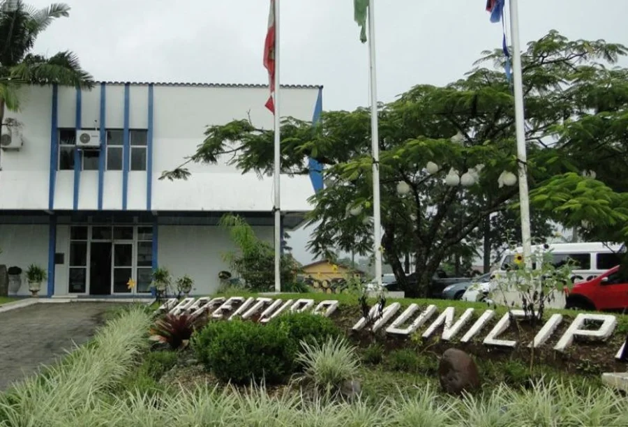 Com salários de R$ 17 mil, seletivo de Timbé encerra hoje Fachada da Prefeitura de Timbé do Sul. Inscrições para o processo seletivo 009/2025 terminam hoje; vagas para médicos, professores e motoristas com salários de até R$ 17 mil.