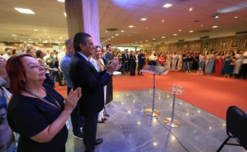 Confraternização na Alesc reúne deputados e colaboradores Deputado Julio Garcia e servidores da Alesc aplaudem apresentações culturais durante a tradicional confraternização de encerramento de ano no hall da Assembleia Legislativa