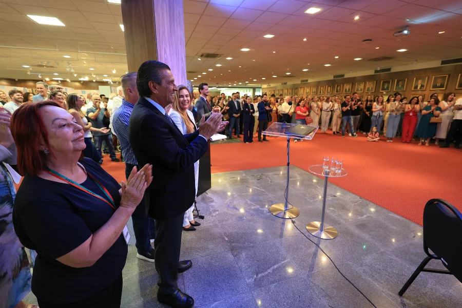 Deputado Julio Garcia e servidores da Alesc aplaudem apresentações culturais durante a tradicional confraternização de encerramento de ano no hall da Assembleia Legislativa