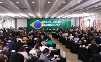 Conselhão entrega a Lula Pilares de um Projeto de Nação Plenária do Conselhão (CDESS) no Palácio Itamaraty, com centenas de representantes do governo, sociedade civil e empresariado, em frente a um grande painel com a bandeira do Brasil.