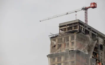Construção civil em SC cresce 83% e soma 126 mil empresas Edifício em fase de construção com guindaste no topo, simbolizando a expansão de 83% do setor de construção civil em Santa Catarina entre 2020 e 2025.