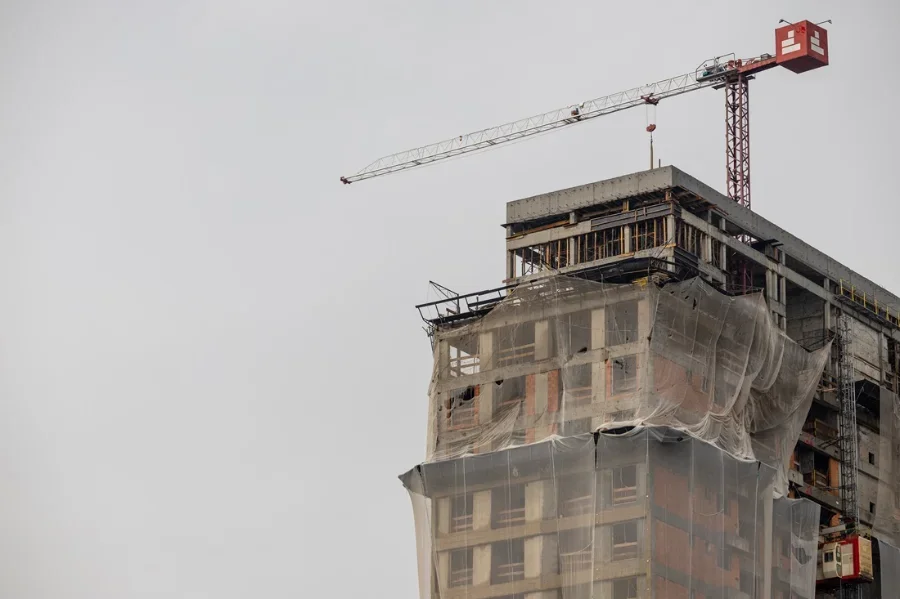 Construção civil em SC cresce 83% e soma 126 mil empresas Edifício em fase de construção com guindaste no topo, simbolizando a expansão de 83% do setor de construção civil em Santa Catarina entre 2020 e 2025.