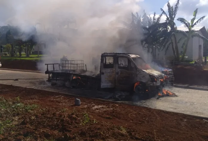 Criciúma Caminhão de pequeno porte é destruído por incêndio Caminhão de pequeno porte em chamas na rua, com bombeiros ao redor controlando o fogo em Criciúma.