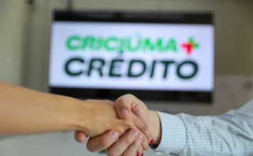 Criciúma + Crédito: Inscrições abrem nesta sexta-feira Aperto de mãos simbolizando parceria comercial. Programa Criciúma + Crédito abre 70 novas vagas para MEIs nesta sexta-feira, 2 de janeiro; crédito de até R$ 5 mil com benefício de Juro Zero.