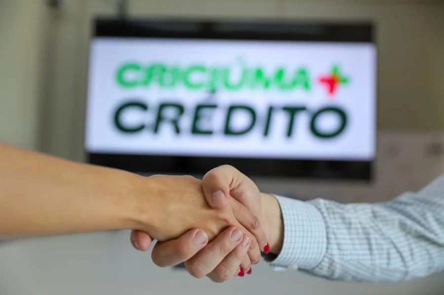 Criciúma + Crédito Inscrições abrem nesta sexta-feira Aperto de mãos simbolizando parceria comercial. Programa Criciúma + Crédito abre 70 novas vagas para MEIs nesta sexta-feira, 2 de janeiro; crédito de até R$ 5 mil com benefício de Juro Zero.