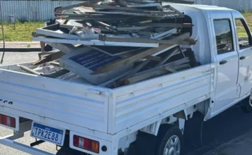 Criciúma: Placas e cavaletes irregulares são recolhidos pela DPU Caminhonete da fiscalização de Criciúma lotada de placas e cavaletes irregulares recolhidos durante a Operação Publicidade no programa Calçada Livre.