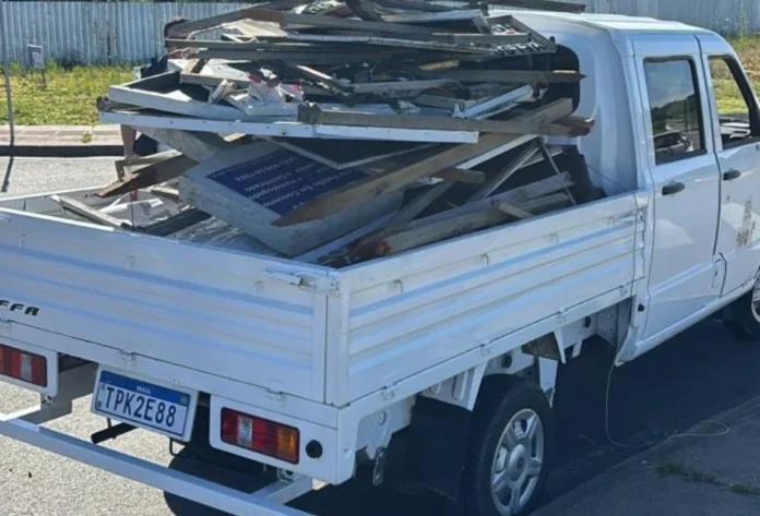 Criciúma Placas e cavaletes irregulares são recolhidos pela DPU Caminhonete da fiscalização de Criciúma lotada de placas e cavaletes irregulares recolhidos durante a Operação Publicidade no programa Calçada Livre.