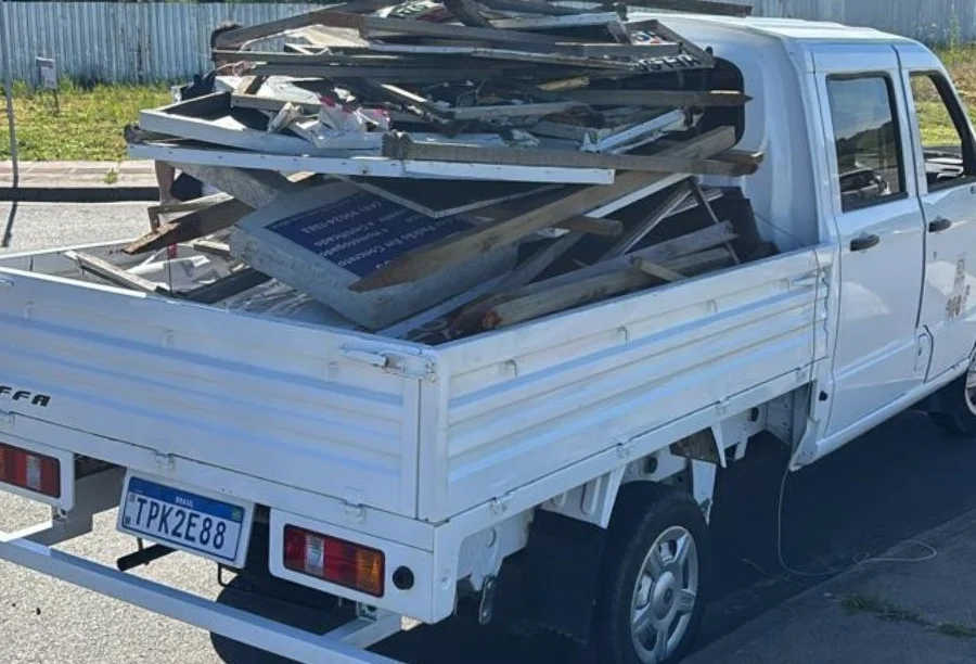Criciúma Placas e cavaletes irregulares são recolhidos pela DPU Caminhonete da fiscalização de Criciúma lotada de placas e cavaletes irregulares recolhidos durante a Operação Publicidade no programa Calçada Livre.